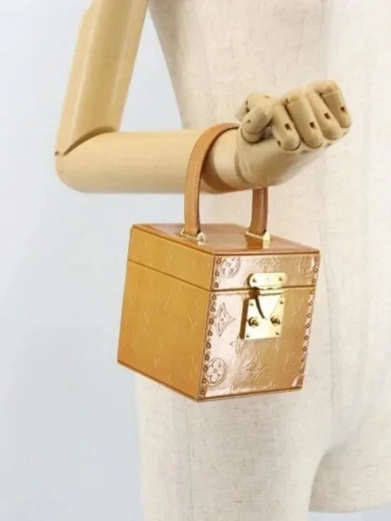 LOUIS VUITTON Monogram Vernis Bleecker Cosmetic Pouch Beige M91002 Auth 173131 - Picture 13 of 15